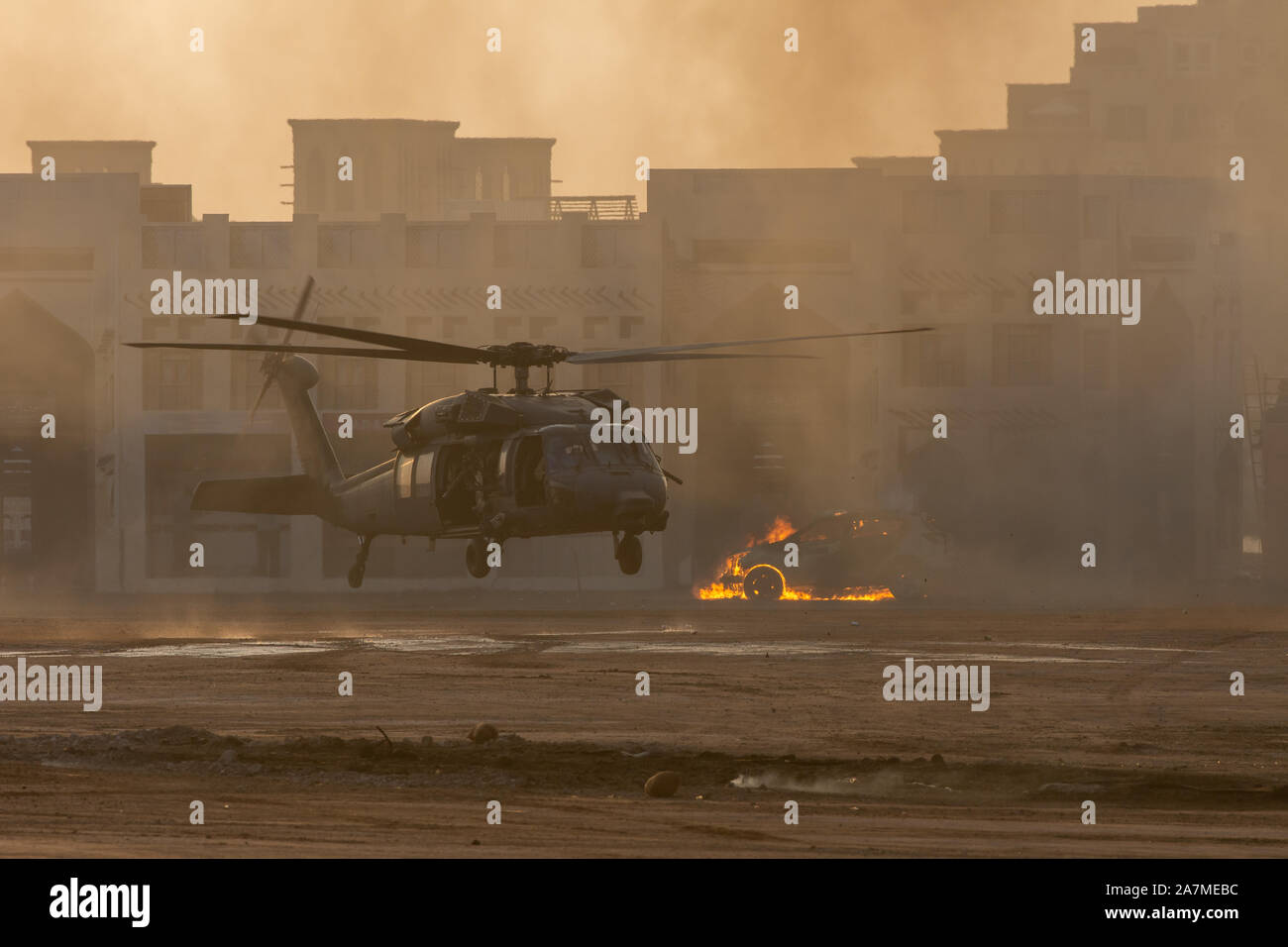 Les affrontements militaires et de guerre avec l'hélicoptère à l'atterrissage dans le chaos et la destruction. La fumée et le feu sur le terrain. Concept militaire de puissance, force, la force Banque D'Images