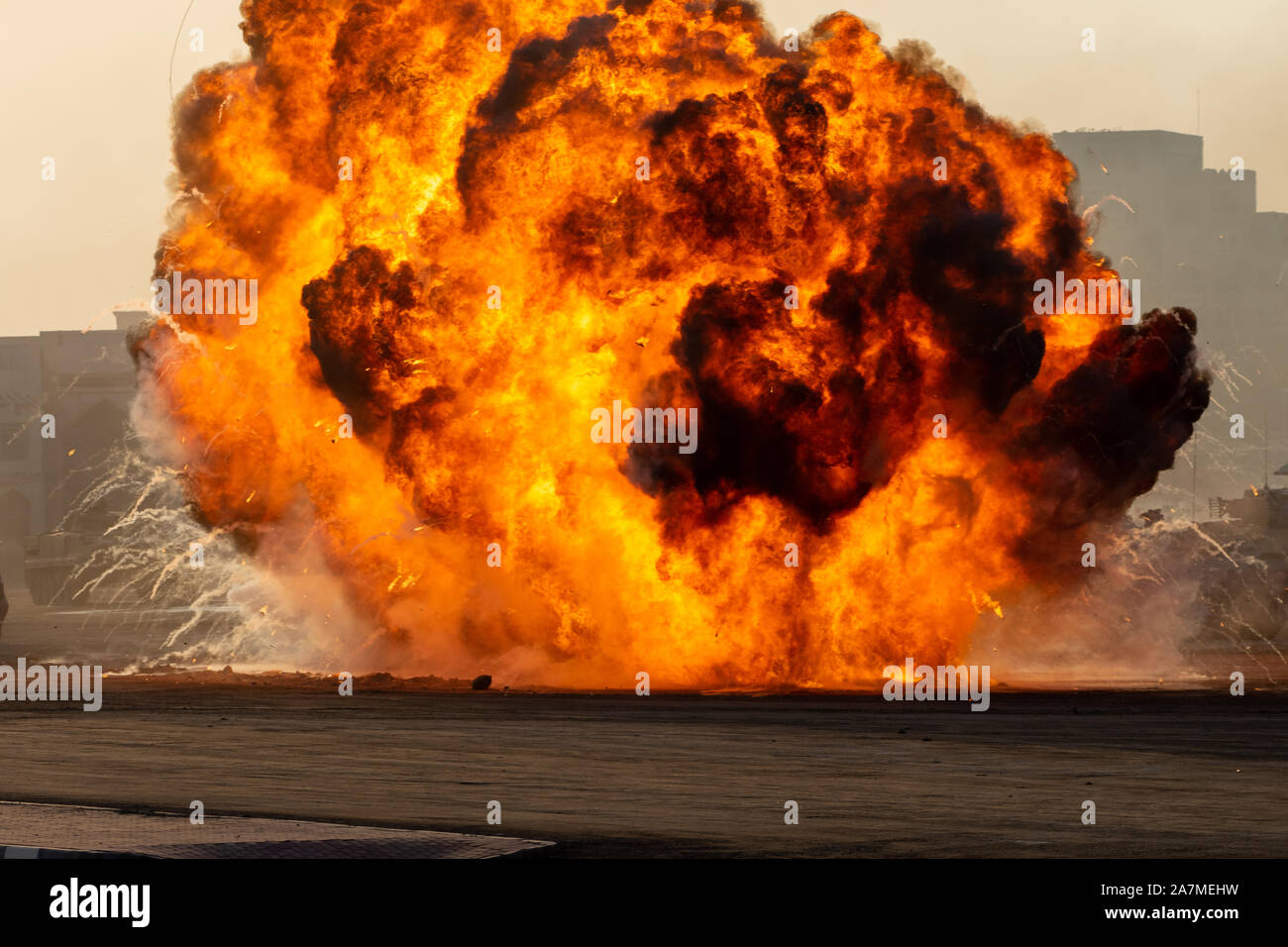 Violent incendie explosion dans les affrontements militaires et de la guerre. Explosure véhicule à partir d'un tank dans une ville du Moyen-Orient. Concept militaire. La force, la puissance, l'expl Banque D'Images