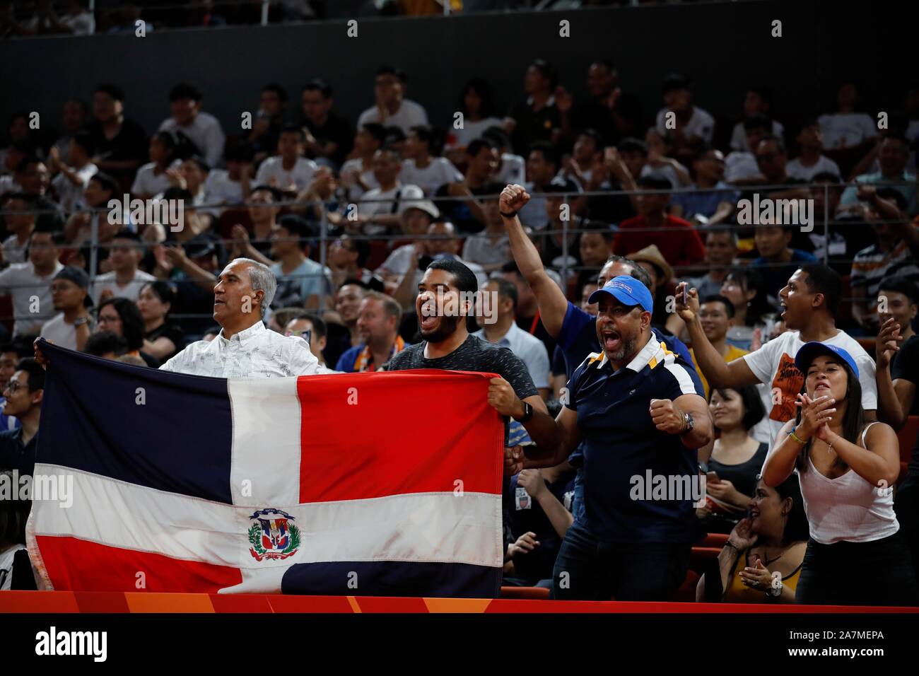 Pour des fans de ralliement de l'Équipe nationale de basket-ball Dominicaine au stand au deuxième tour du groupe F Allemagne vs République Dominicaine 2019 FIBA World Basket-ball Banque D'Images