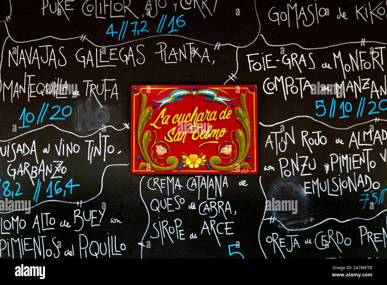 Menu sur un grand tableau noir au bar tapas pintxos La Cuchara de San Telmo, San Sebastian, Espagne Banque D'Images