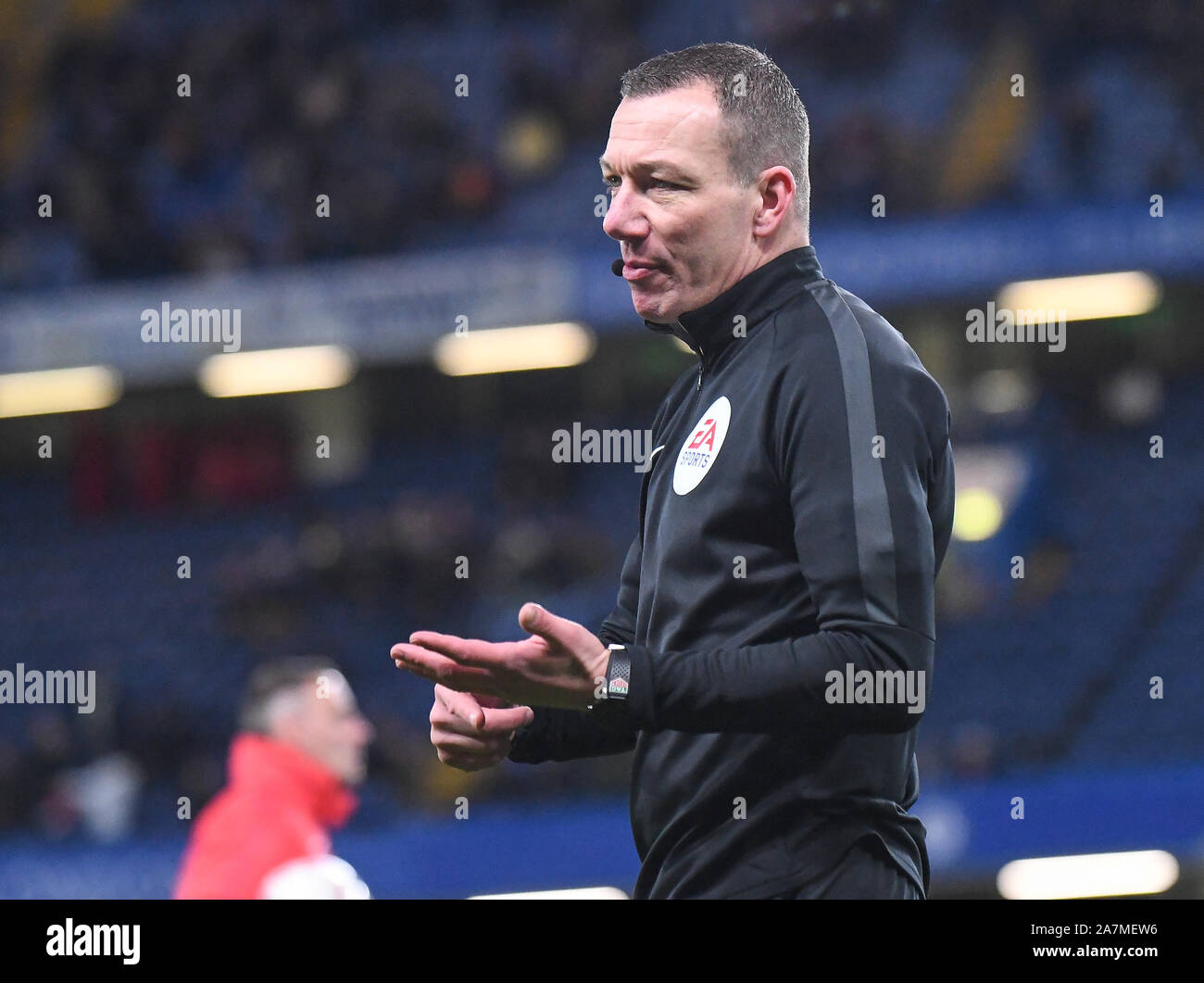 Londres, Angleterre - le 18 février 2019 : Arbitre Kevin Friend en photo avant de la FA Cup 2018/19 5e tour match entre Chelsea et Manchester United à Stamford Bridge. Banque D'Images