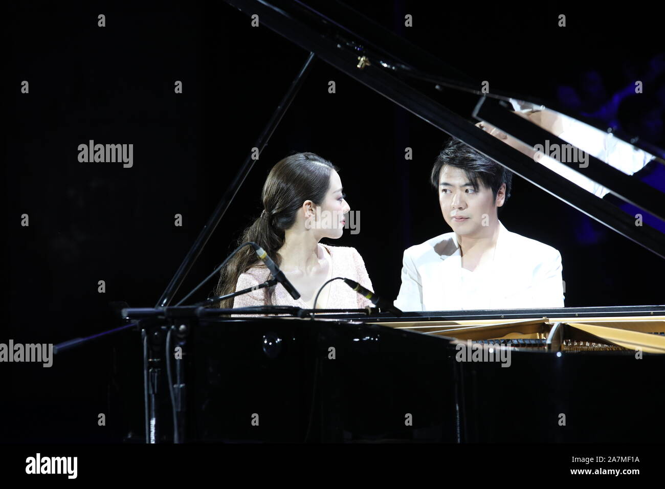 Le pianiste chinois Lang Lang, droite, et sa femme Gina Alice, Gauche, conduite piano à quatre mains au Concert de Lang Lang et ses amis en 2019, Shanghai Banque D'Images