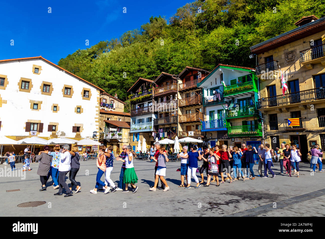 Les gens dansant au village basque font de la danse dans la place Santiago de petit village de pêcheurs de Pasajes de San Juan (Pasai Donibane), Espagne Banque D'Images