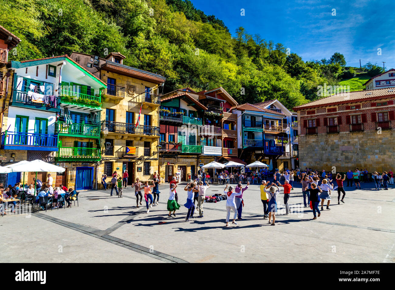 Les gens dansant au village basque font de la danse dans la place Santiago de petit village de pêcheurs de Pasajes de San Juan (Pasai Donibane), Espagne Banque D'Images