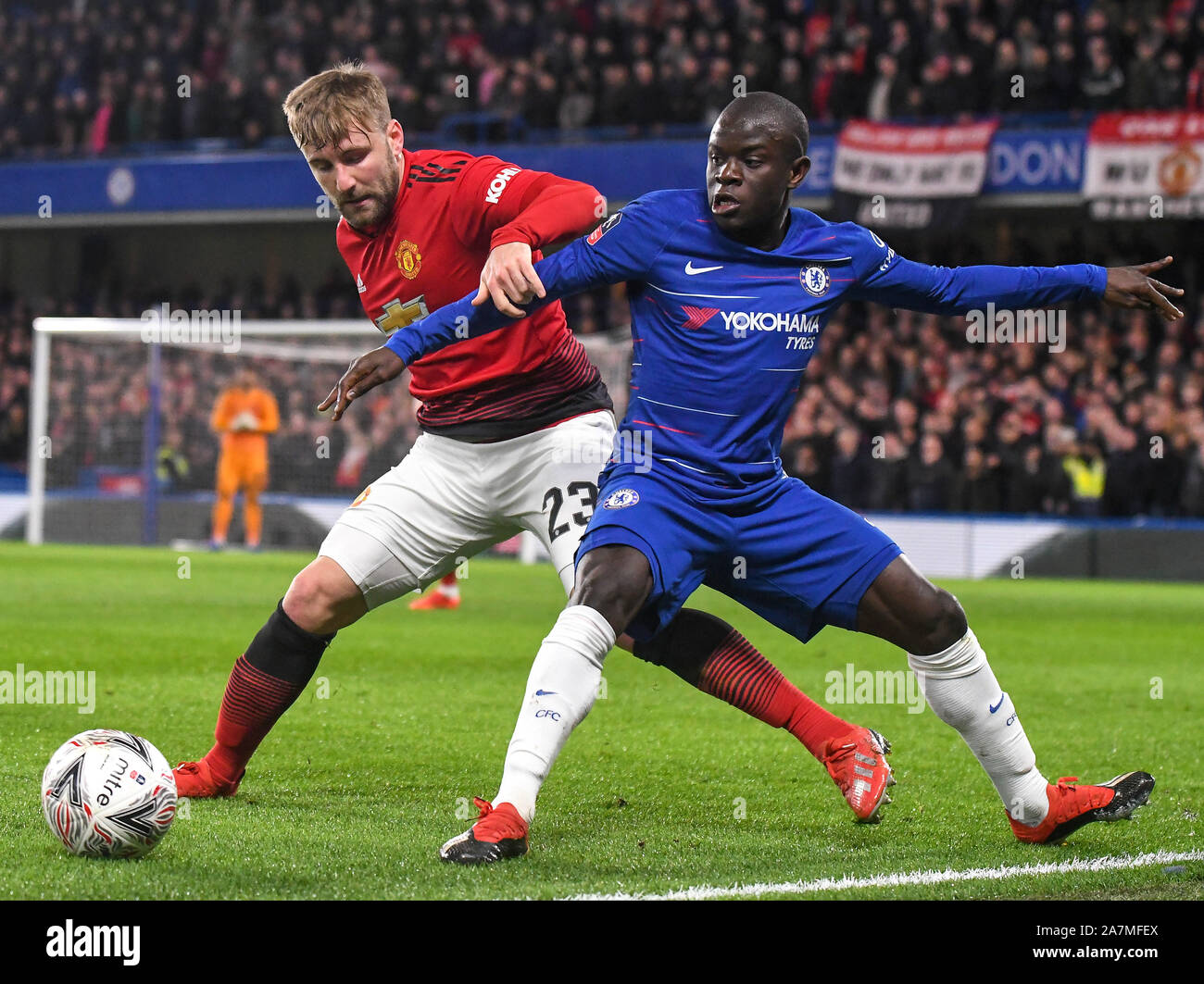 Londres, Angleterre - le 18 février 2019 : Luke Shaw de Manchester et N'Golo Kante de Chelsea en photo au cours de la FA Cup 2018/19 5e tour match entre Chelsea et Manchester United à Stamford Bridge. Banque D'Images