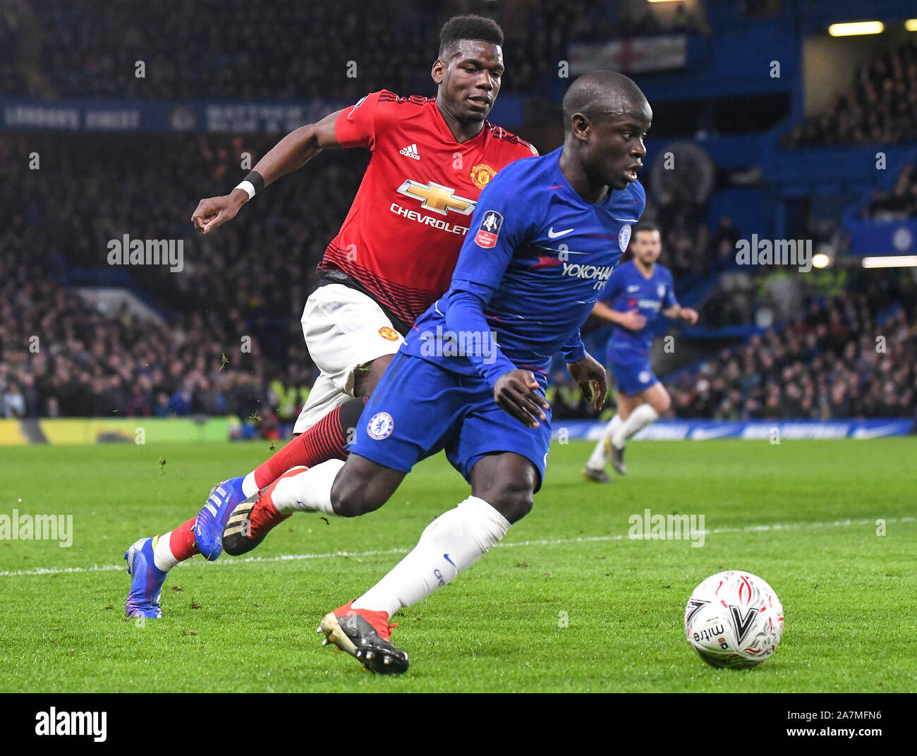 Londres, Angleterre - le 18 février 2019 : N'Golo Kante de Chelsea et Paul Pogba de Manchester en photo au cours de la FA Cup 2018/19 5e tour match entre Chelsea et Manchester United à Stamford Bridge. Banque D'Images