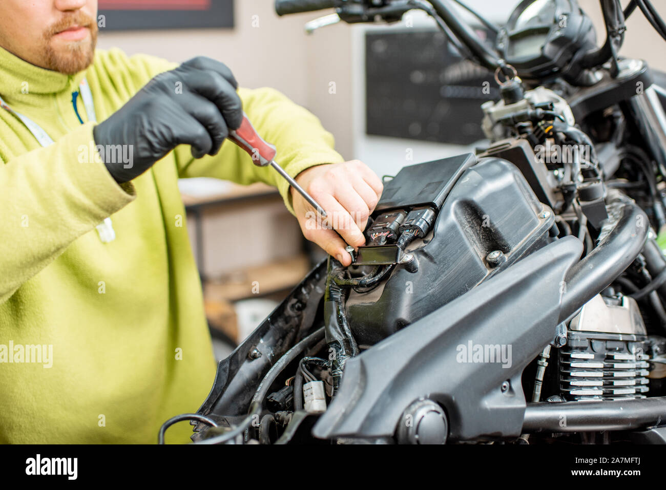 La réparation des travailleurs dans la moto électrique au cours d'une  réparation à l'atelier Photo Stock - Alamy