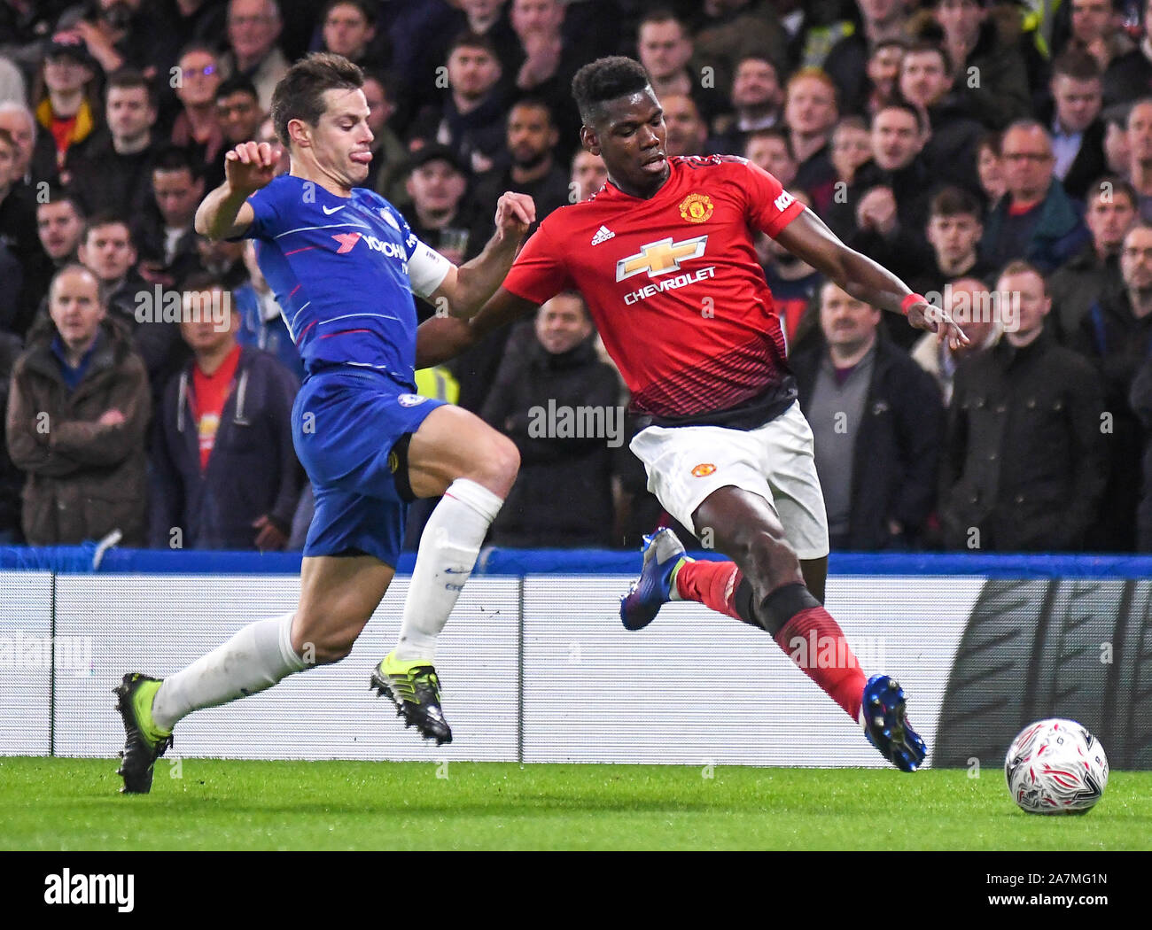 Londres, Angleterre - le 18 février 2019 : César Azpilicueta de Chelsea et Paul Pogba de Manchester en photo au cours de la FA Cup 2018/19 5e tour match entre Chelsea et Manchester United à Stamford Bridge. Banque D'Images