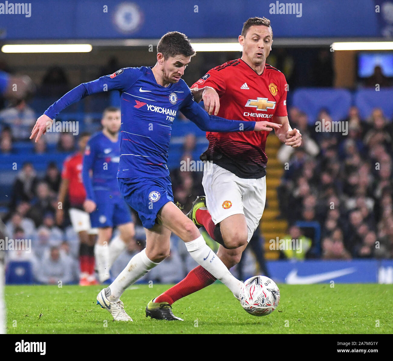 Londres, Angleterre - le 18 février 2019 : Jorge Luiz Frello Filho (Jorginho) de Chelsea et de Nemanja Matic de Manchester en photo au cours de la FA Cup 2018/19 5e tour match entre Chelsea et Manchester United à Stamford Bridge. Banque D'Images