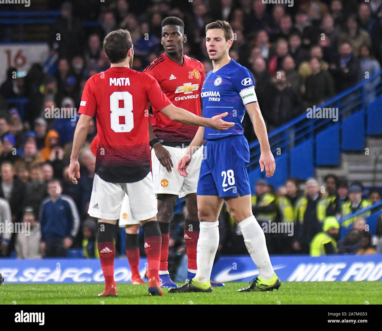 Londres, Angleterre - le 18 février 2019 : César Azpilicueta de Chelsea fait valoir à l'officiel de match et les adversaires au cours de la FA Cup 2018/19 5e tour match entre Chelsea et Manchester United à Stamford Bridge. Banque D'Images