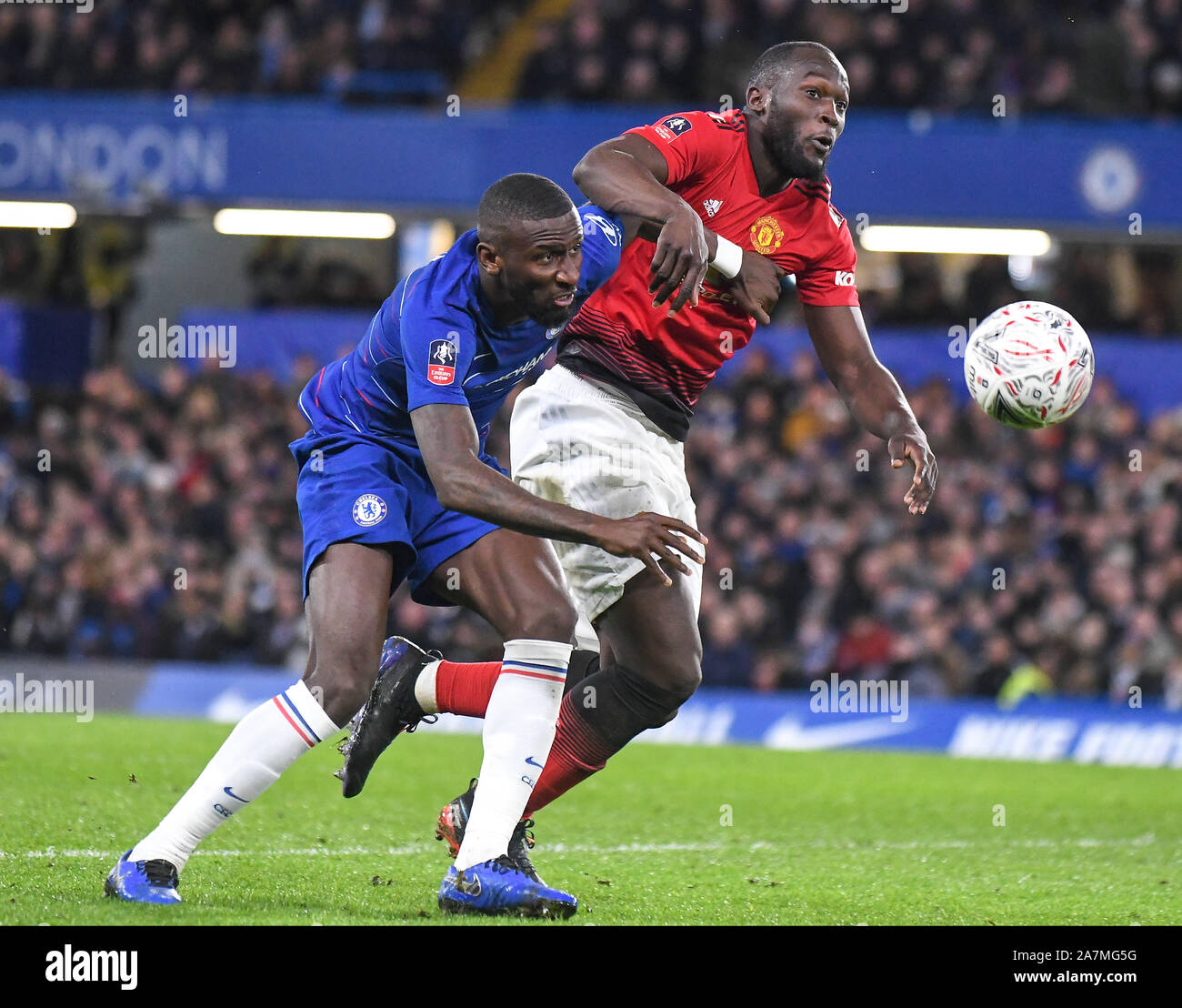 Londres, Angleterre - le 18 février 2019 : Antonio Rudiger de Chelsea et de Romelo Lukaku de Manchester en photo au cours de la FA Cup 2018/19 5e tour match entre Chelsea et Manchester United à Stamford Bridge. Banque D'Images