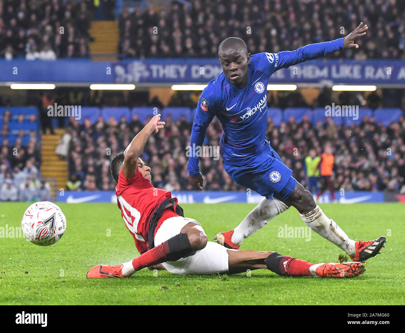 Londres, Angleterre - le 18 février 2019 : Marcus Rashford de Manchester et Mateo Kovacic de Chelsea en photo au cours de la FA Cup 2018/19 5e tour match entre Chelsea et Manchester United à Stamford Bridge. Banque D'Images