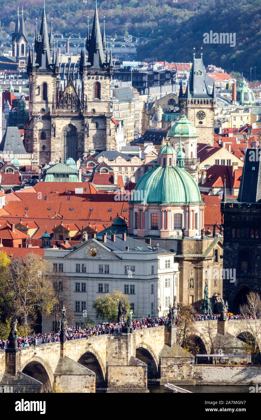 Le pont Charles de Prague et la vieille ville avec l'église Tyn et la tour de l'hôtel de ville ancienne vue sur Prague ville européenne Banque D'Images