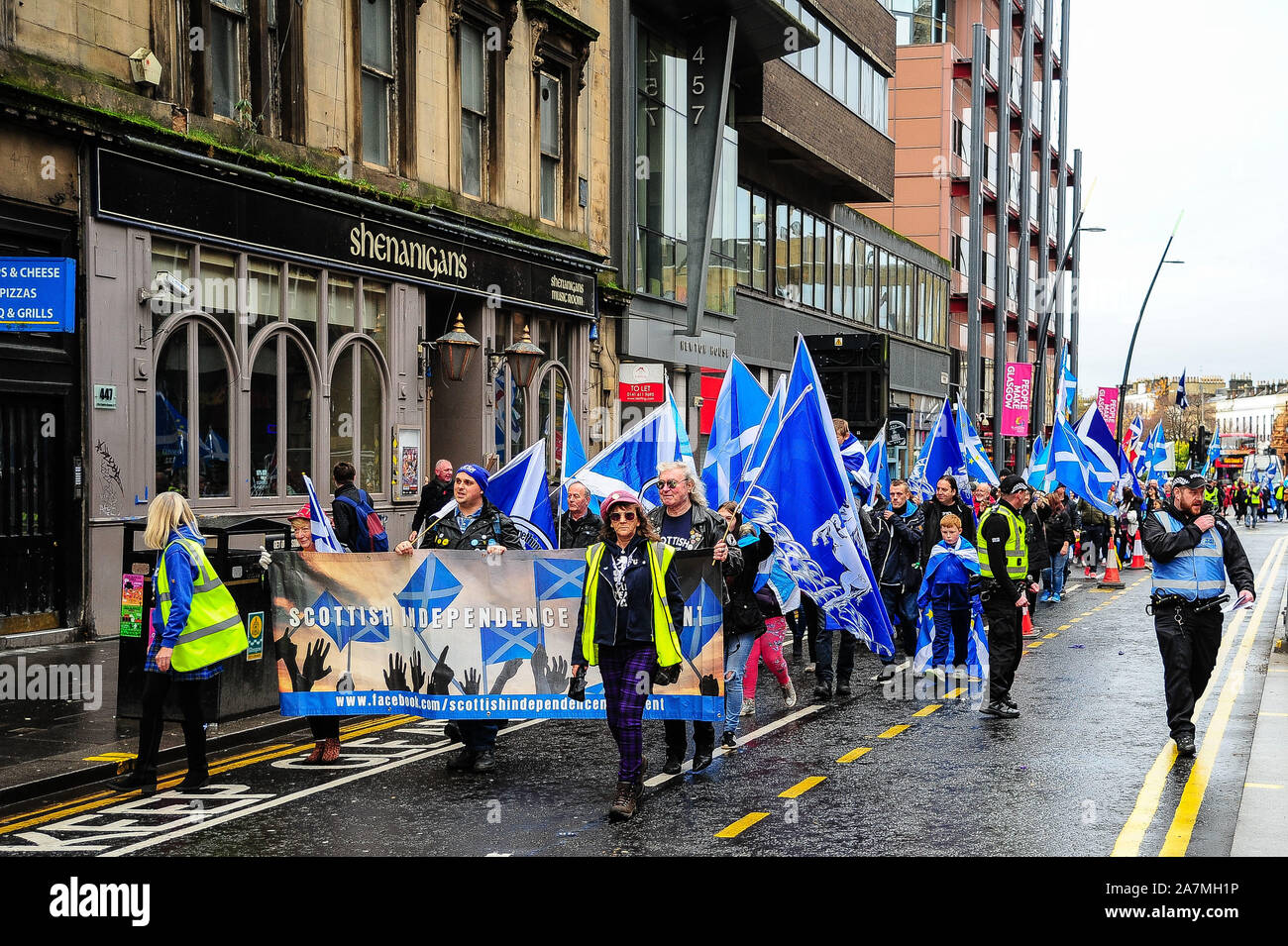 Glasgow, Royaume-Uni. 09Th Nov, 2019. Les manifestants tenir une bannière et de drapeaux pendant la manifestation.Environ 100 manifestants ont défilé dans les rues de Glasgow pour protester contre l'Brexit qui a obtenu sa date limite reportée du 31 octobre au 31 janvier 2020. Credit : SOPA/Alamy Images Limited Live News Banque D'Images