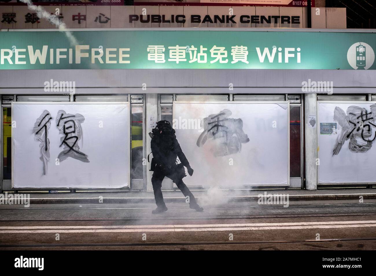 Hong Kong, Chine. 09Th Nov, 2019. Un manifestant lance retour des gaz lacrymogènes sur la direction de la police anti-émeute à Des Voeux Road pendant la manifestation.Hong Kong protestataires montrent pour 22e week-end consécutif dans quartier central de Hong Kong. Les manifestants continuent de demander que le chef de l'exécutif de Hong Kong Carrie Lam pour répondre à leurs besoins qui restent controversés depuis la loi sur l'extradition a été retiré, qui comprend une enquête indépendante sur la brutalité policière, la rétractation du mot 'riot' pour décrire les rassemblements, et d'un véritable suffrage universel. Credit : SOPA/Alamy Images Limited Live News Banque D'Images