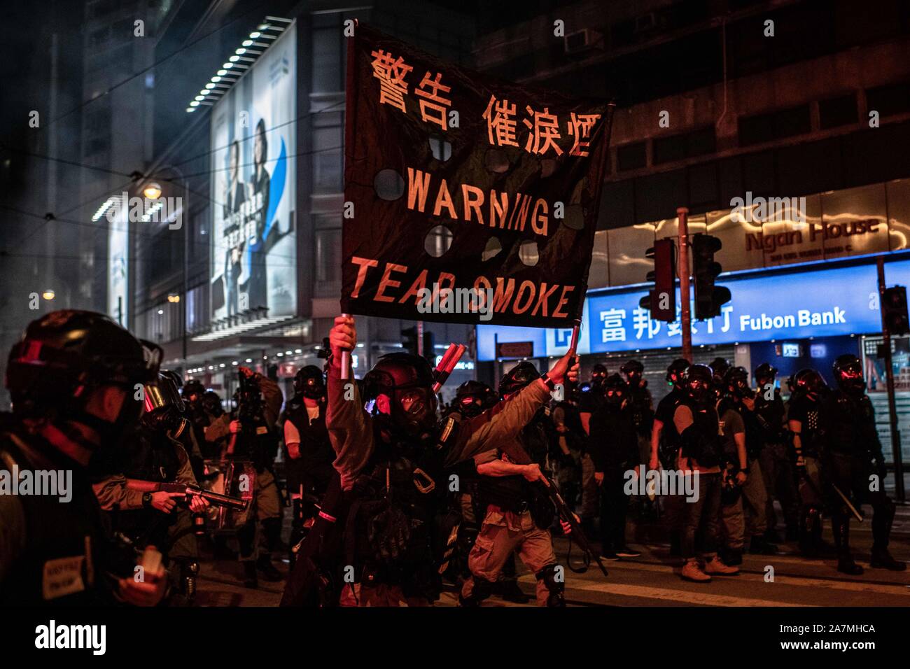 Hong Kong, Chine. 09Th Nov, 2019. Un policier est titulaire d'un drapeau noir attention gaz lacrymogènes dans l'analyse Des Voeux Road, Sheung Wan pendant la manifestation.Hong Kong protestataires montrent pour 22e week-end consécutif dans quartier central de Hong Kong. Les manifestants continuent de demander que le chef de l'exécutif de Hong Kong Carrie Lam pour répondre à leurs besoins qui restent controversés depuis la loi sur l'extradition a été retiré, qui comprend une enquête indépendante sur la brutalité policière, la rétractation du mot 'riot' pour décrire les rassemblements, et d'un véritable suffrage universel. Credit : SOPA/Alamy Images Limited Live News Banque D'Images