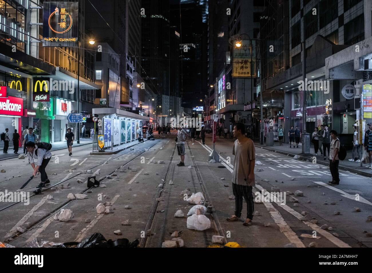 Hong Kong, Chine. 09Th Nov, 2019. Amis de Sheung Wan à pied autour de décombres utilisés pour bloquer Des Voeux Road pendant la manifestation.Hong Kong protestataires montrent pour 22e week-end consécutif dans quartier central de Hong Kong. Les manifestants continuent de demander que le chef de l'exécutif de Hong Kong Carrie Lam pour répondre à leurs besoins qui restent controversés depuis la loi sur l'extradition a été retiré, qui comprend une enquête indépendante sur la brutalité policière, la rétractation du mot 'riot' pour décrire les rassemblements, et d'un véritable suffrage universel. Credit : SOPA/Alamy Images Limited Live News Banque D'Images