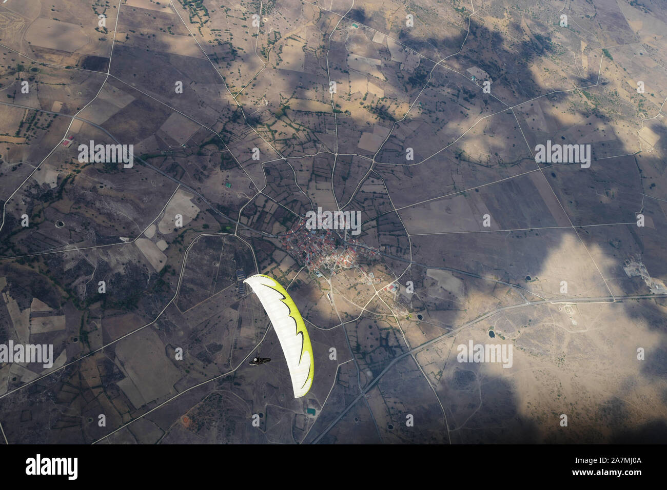 Vue aérienne du pilote de parapente volant au-dessus de Guadrairo, Espagne. Banque D'Images
