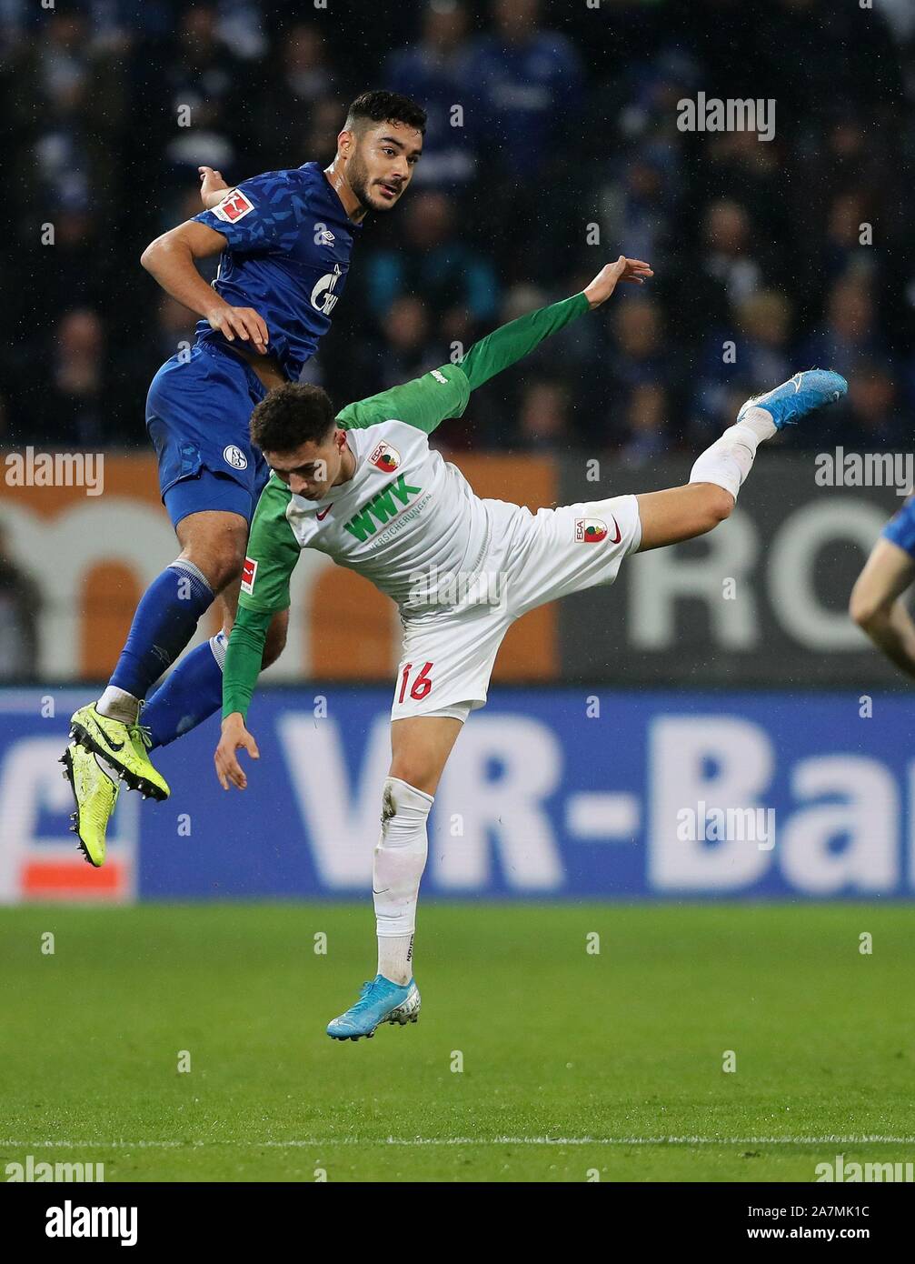 Firo : 03.11.2019, football, 1.Bundesliga, la saison 2019/2020, le FC Augsburg - FC Schalke 04, Ozan Kabak, FC Schalke 04, Schalke, S04, Ruben Vargas, FC Augsburg, FCA, Augsbourg, plein la figure, les duels, dans le monde d'utilisation | Banque D'Images