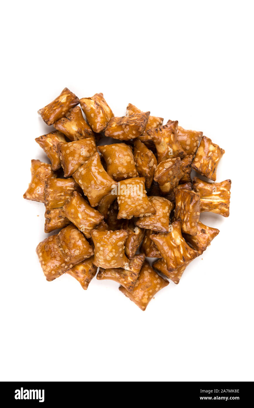 Pile de crunchy bretzels de remplissage avec des collations oreillers Banque D'Images