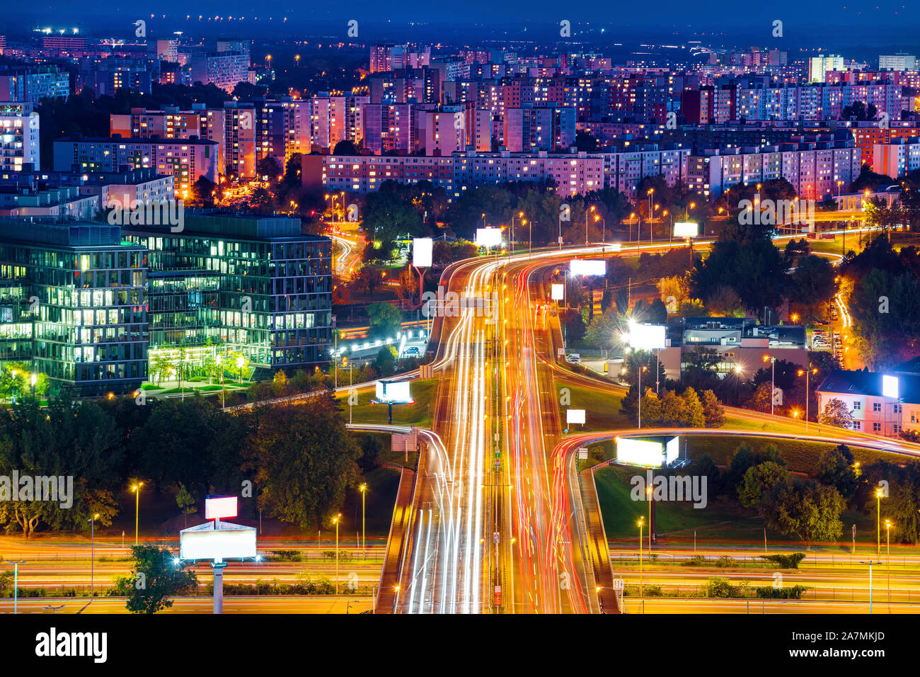 New Bridge (Novy Most) et les immeubles à appartements par nuit à Bratislava (Slovaquie), Light Trails Banque D'Images