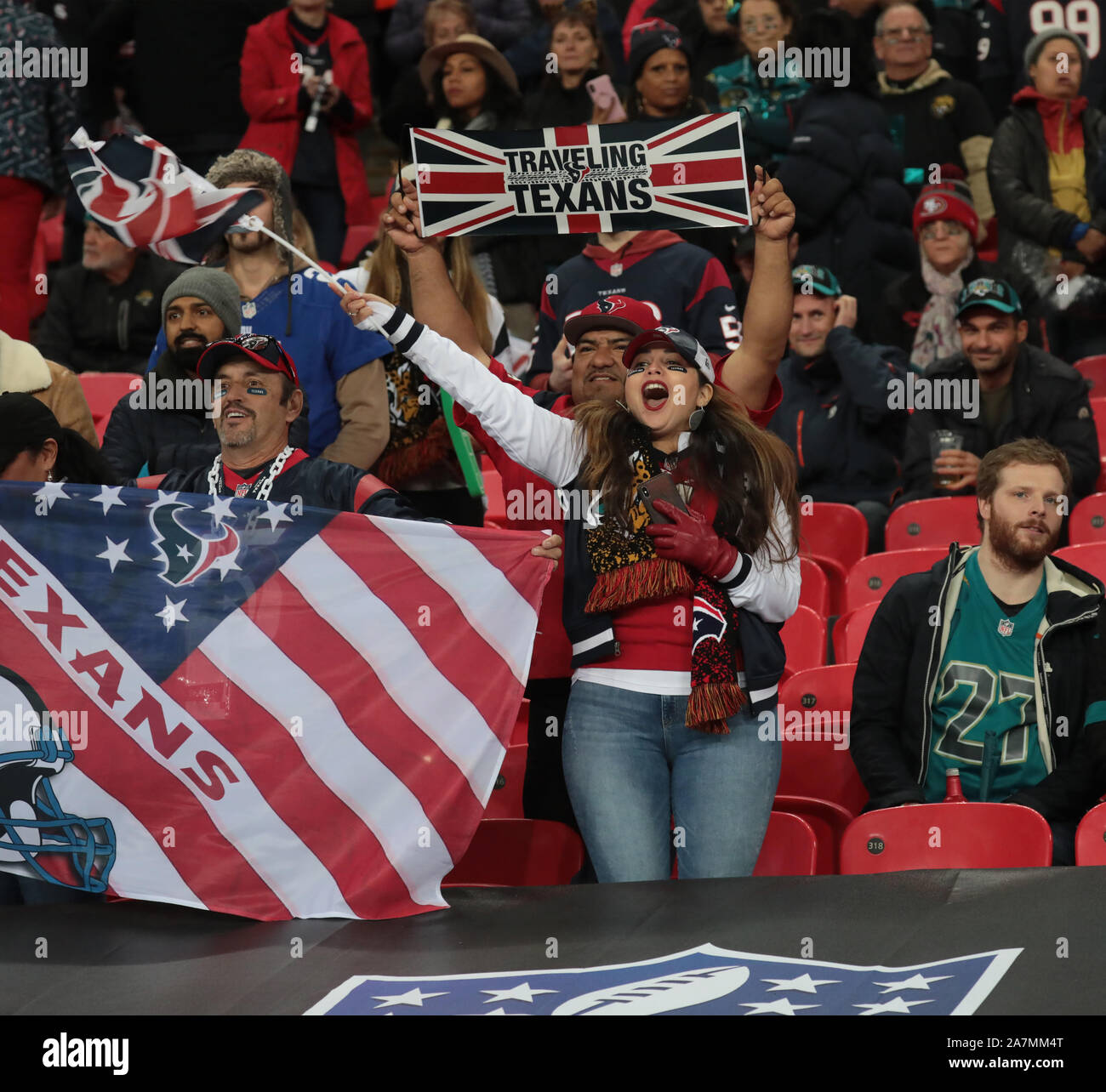 Londres, Royaume-Uni. 06Th Nov, 2019. Les partisans des Houston Texans posent pour la caméra dans le match contre les jaguars de Jacksonville dans la série NFL à Londres le dimanche, Novembre 03, 2019 Houston Texans.battre les Jacksonville Jaguars 26-3. Photo par Hugo Philpott/UPI UPI : Crédit/Alamy Live News Banque D'Images