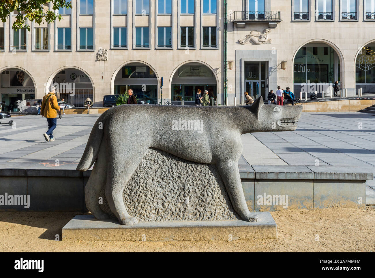Loup / Chien sculpture, Rue des Musées, Bruxelles, Belgique. Banque D'Images