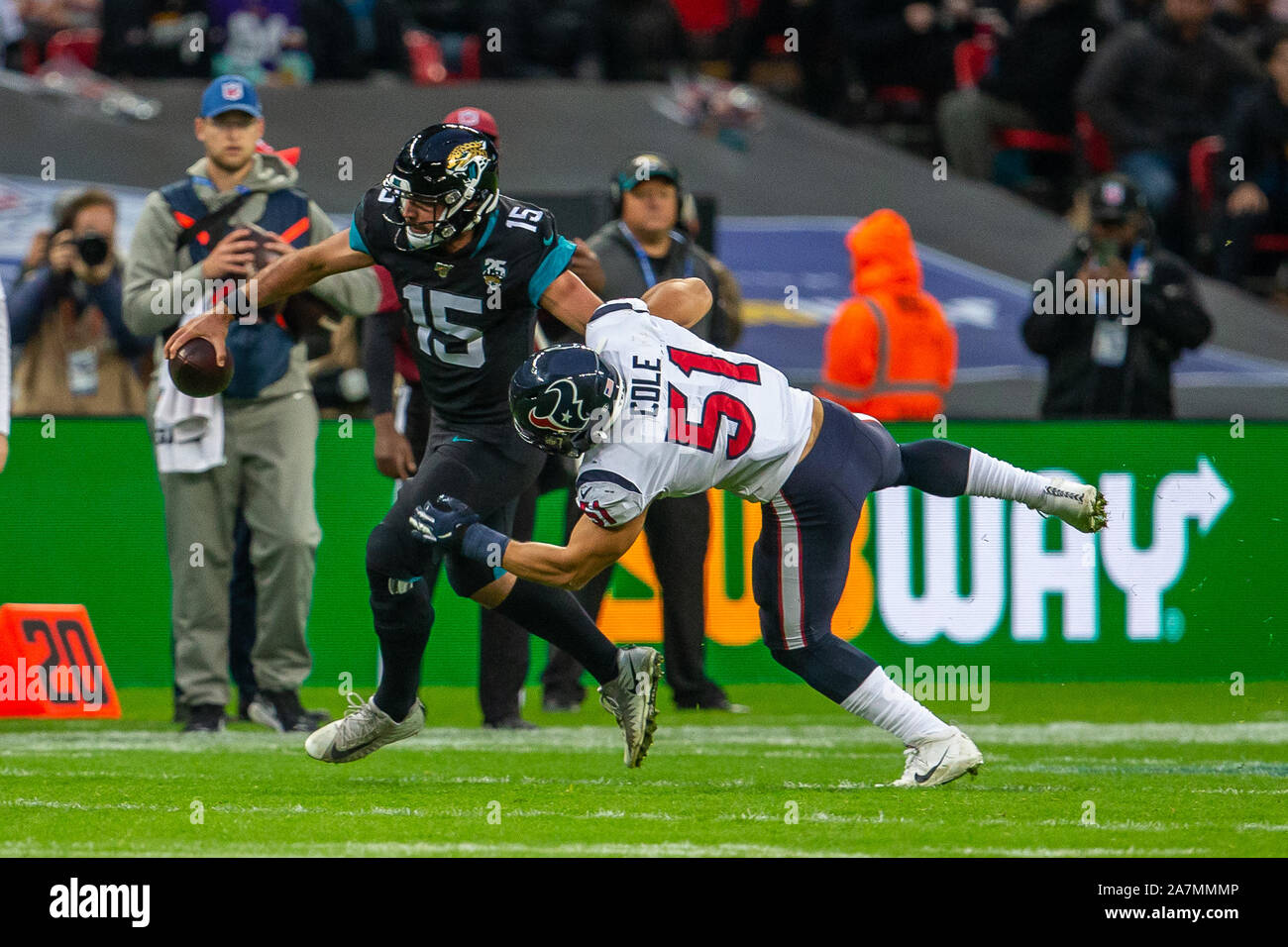 Le stade de Wembley, Londres, Royaume-Uni. 29Th sep 2019. Ligue nationale de football, contre Houston Texans Jacksonville Jaguars ; Quarterback Gardner Minshew II des Jacksonville Jaguars est abordé par le secondeur Dylan Cole de Houston Texans - usage éditorial : Action Crédit Plus Sport/Alamy Live News Banque D'Images