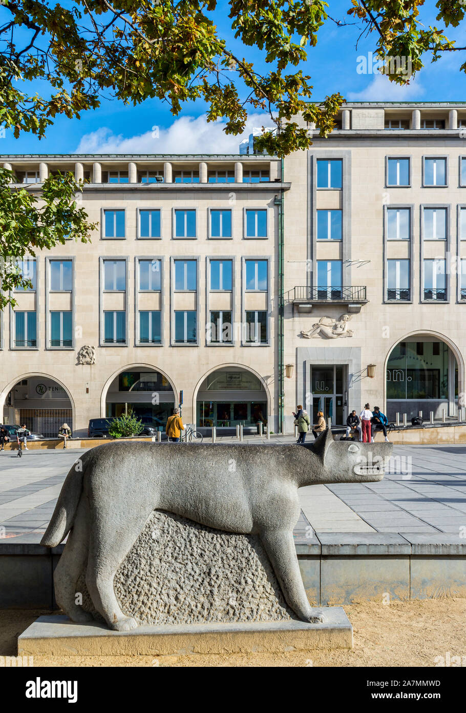Loup / Chien sculpture, Rue des Musées, Bruxelles, Belgique. Banque D'Images