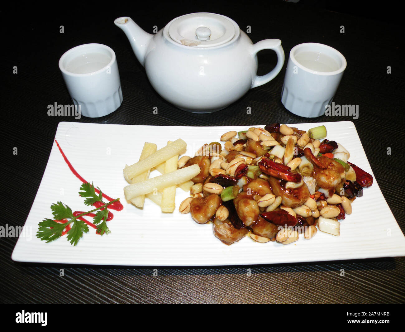 Plat populaire de Chine, assortiment de légumes frits, fruits de mer, champignons et viande Banque D'Images
