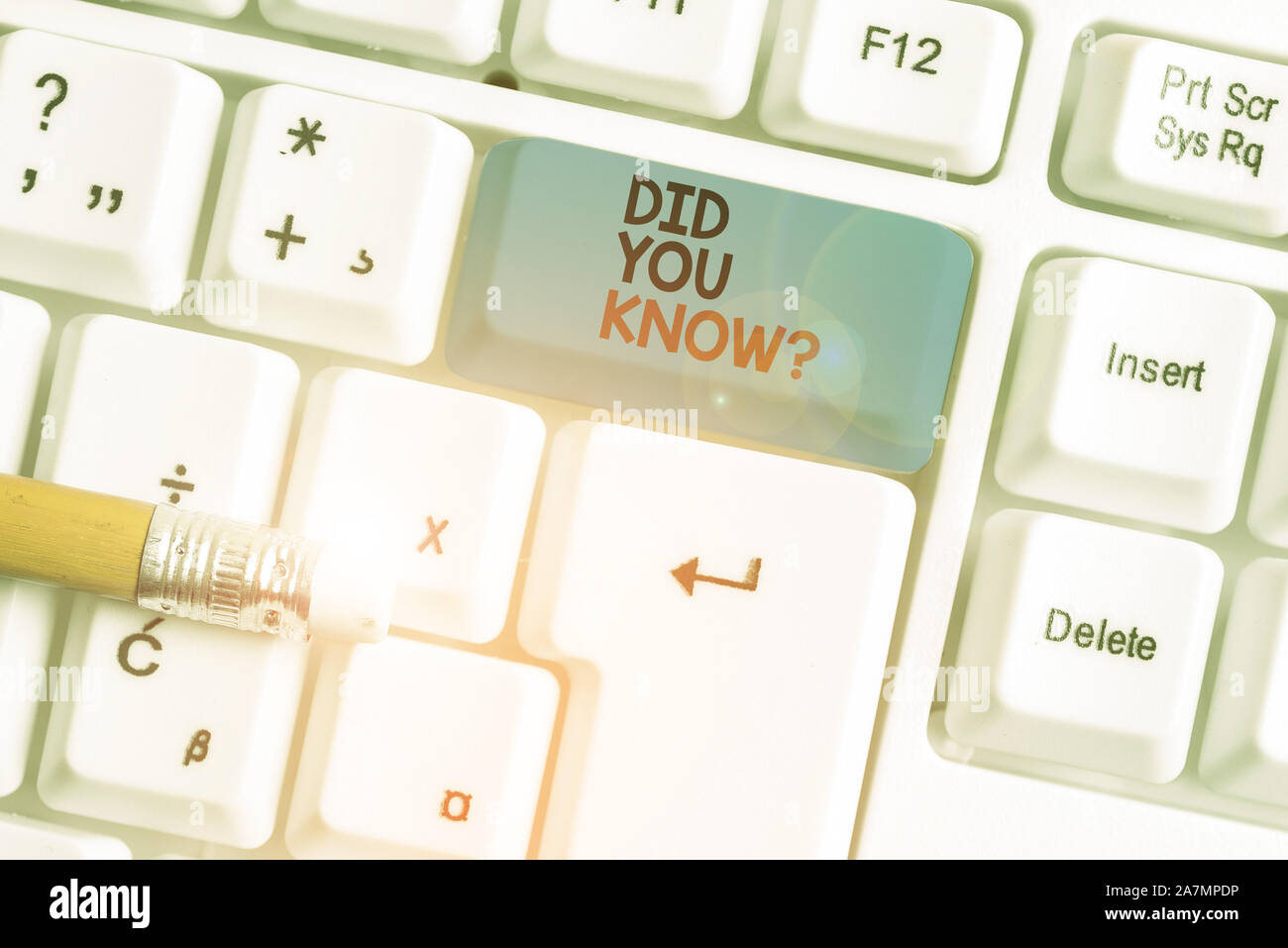 Écrit remarque montrant le saviez-vous question. Pour le plaisir du concept d'entreprise Faits et chiffres La connaissance générale de l'information avec clavier pc blanc note papier Banque D'Images