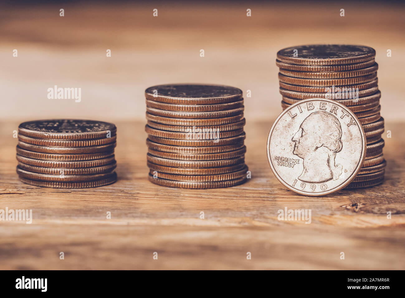 Libre de trois quarts des piles avec une pièce de monnaie sur la face côté contre la plus haute pile. Le libre-échange, l'économie, le libéralisme, le capitalisme Banque D'Images