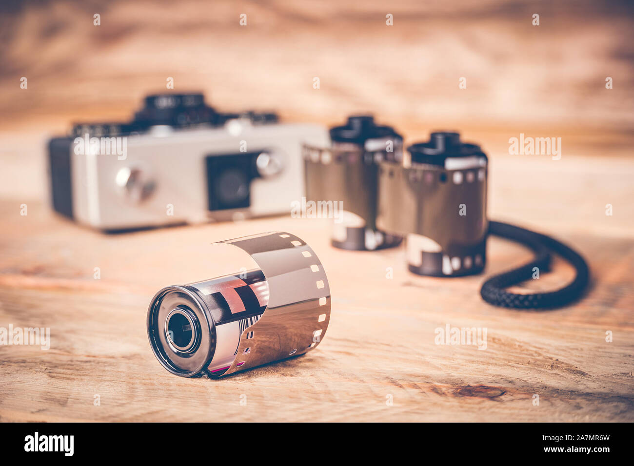 Libre d'un film avec rouleau photographie vintage appareil photo. Profondeur de champ. Effet rétro. Banque D'Images