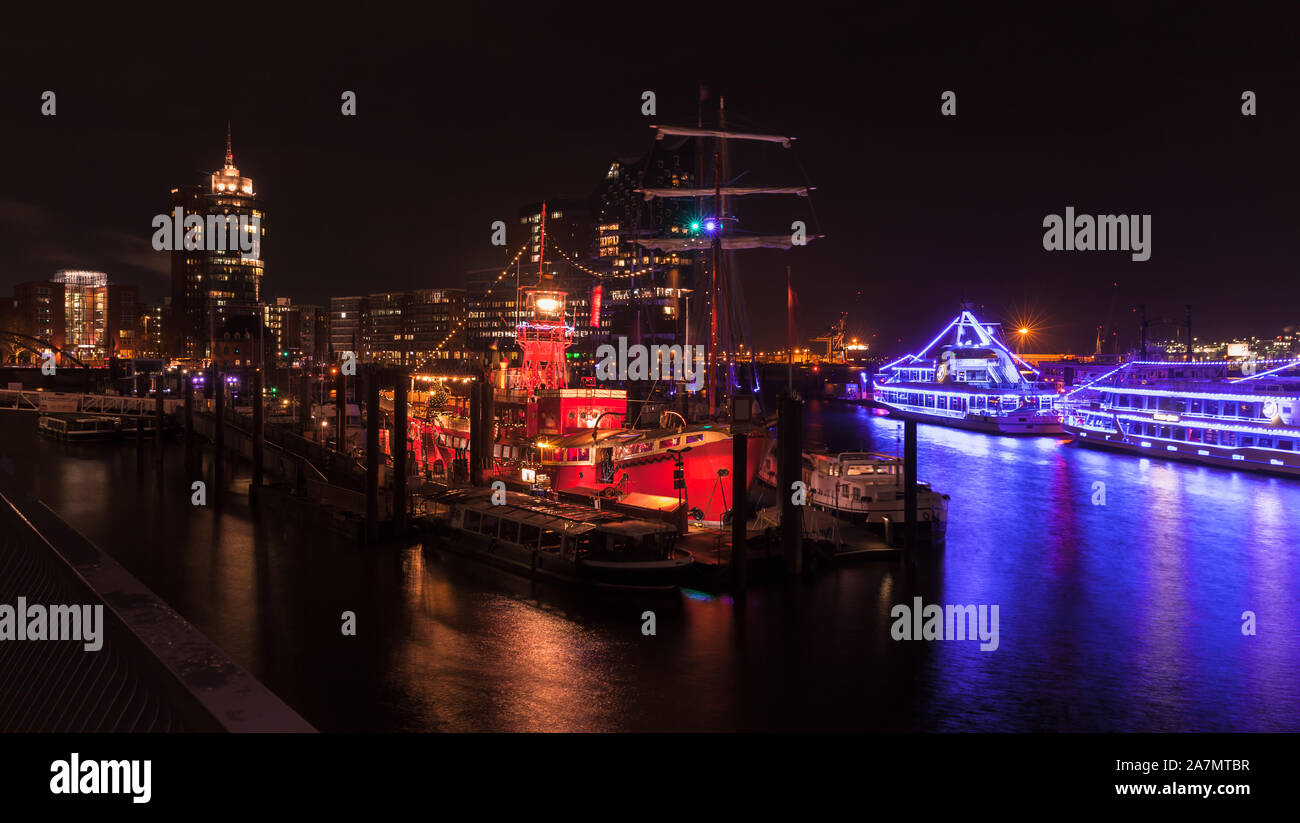 Hambourg, Allemagne - le 29 novembre 2018 : Vue de nuit sur la ville de Hambourg avec des navires illuminés et restaurants flottants amarrés dans le vieux port Banque D'Images