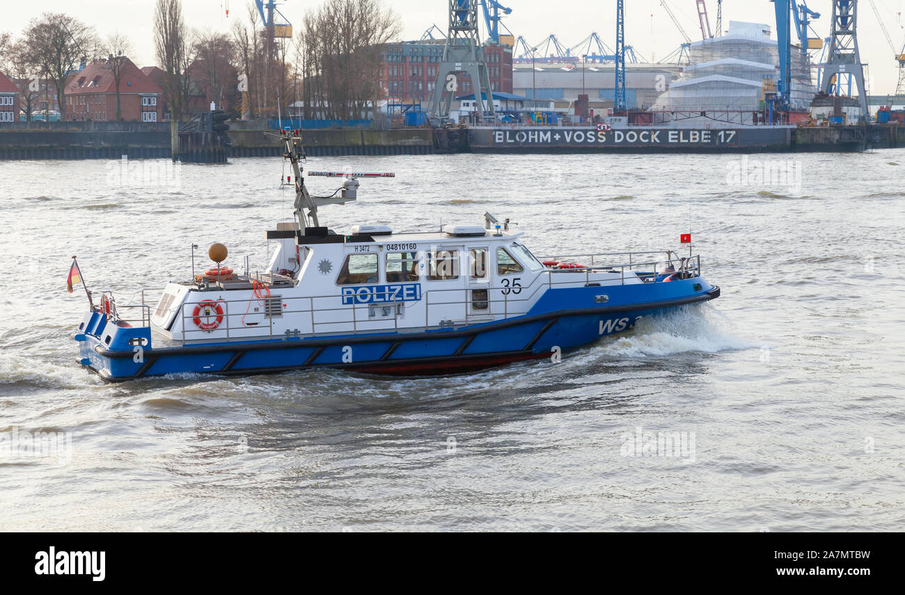 Hambourg, Allemagne - 30 novembre 2018 : la police du port de voile blanc bleu WS35 va sur Elbe à jour Banque D'Images
