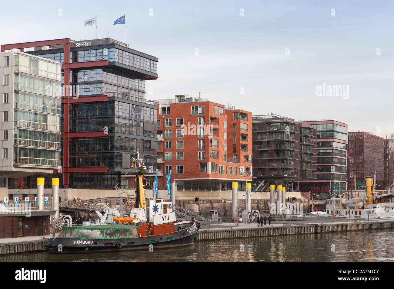Hambourg, Allemagne - 30 novembre 2018 : HafenCity Street view avec bateaux amarrés au ponton 1 Banque D'Images