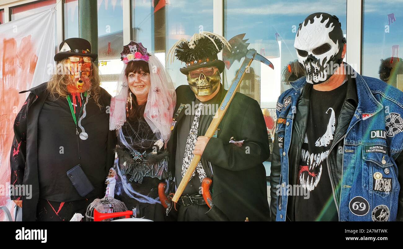 Les gens en costumes effrayants à comme zombies Banque D'Images