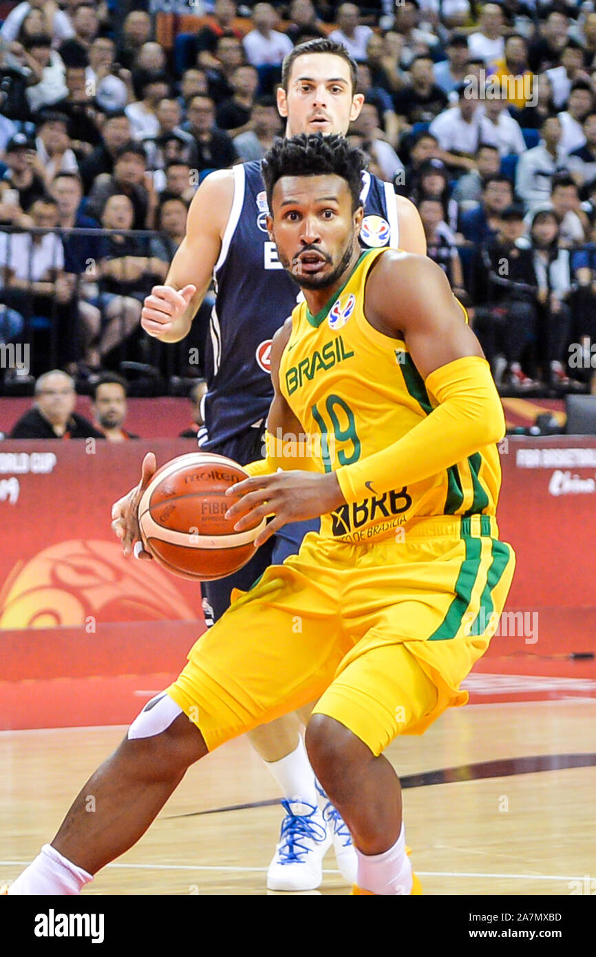 Joueur de basket-ball Brésilien Leandro Barbosa conserve le ballon au  deuxième tour du groupe F Le Brésil contre la Grèce 2019 Coupe du Monde de  Basket-ball de la FIBA Photo Stock -