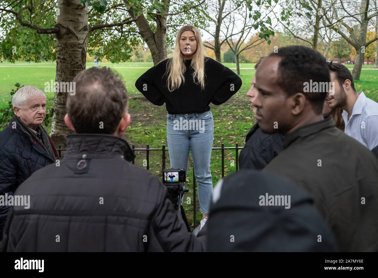 Londres, Royaume-Uni. 3 novembre, 2019. Une jeune femme américaine le président donne un bref exposé. La prédication, de débats et de sermons au coin des orateurs, la parole en public nord-est de Hyde Park. Crédit : Guy Josse/Alamy Live News Banque D'Images