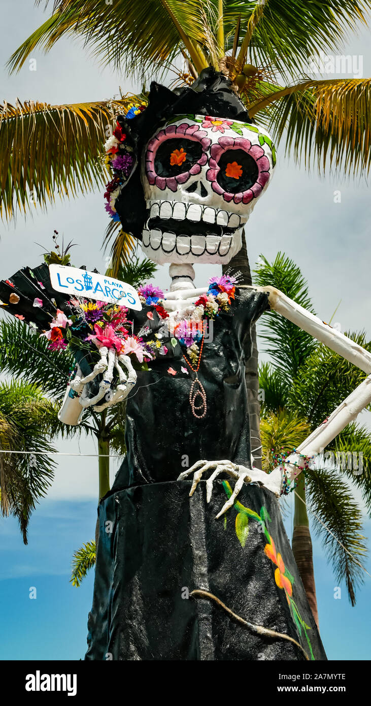 Le Jour des Morts (Dia de los Muertos) Décoration. Los Arcos Beach comme arrière-plan flou Banque D'Images