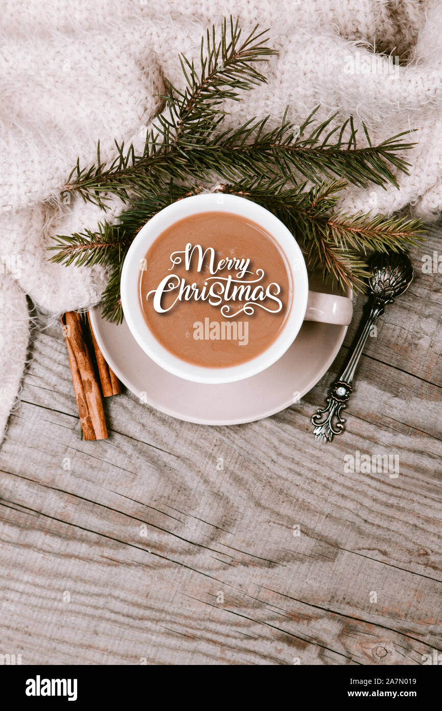 La tasse de café chaud avec une couverture chaude sur une table en bois avec décorations Banque D'Images
