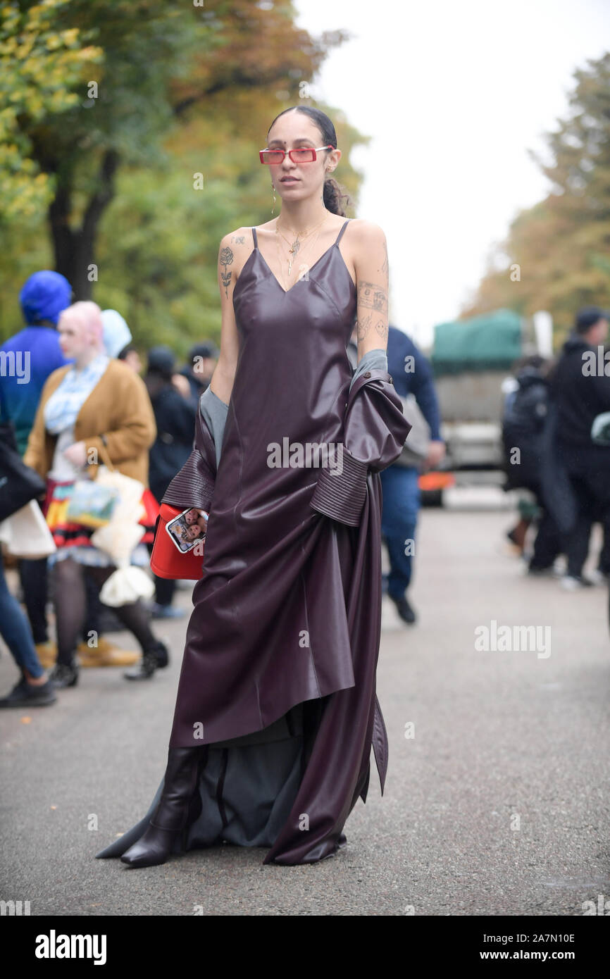 Une femme pose pour street snap lors de la Paris Fashion Week Femme Printemps/été 2020 à Paris, France, 24 septembre 2019. Banque D'Images