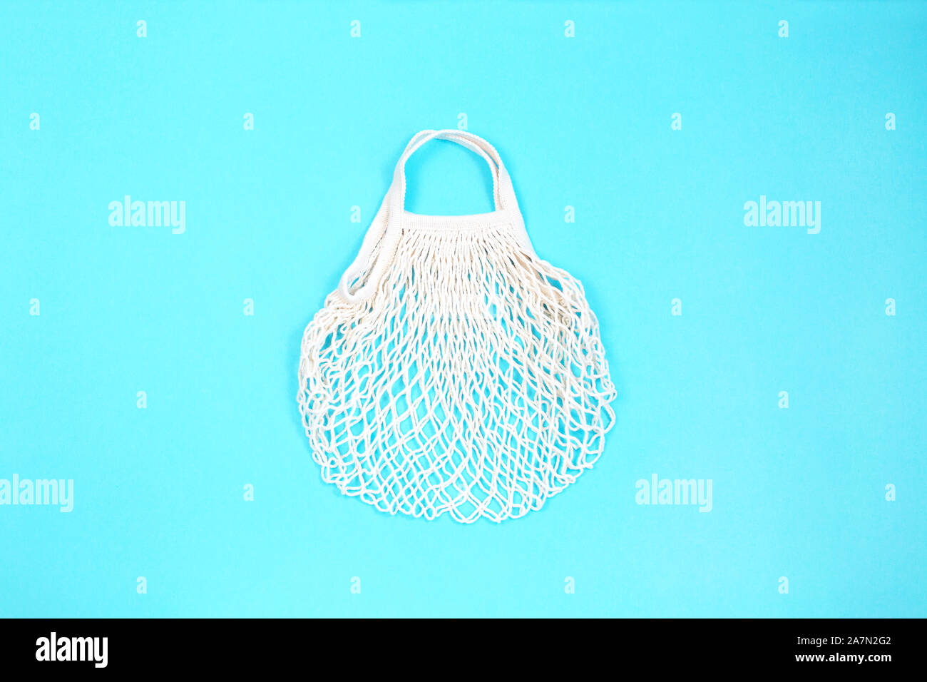 Sac réutilisable sur fond bleu. Concept écologique. Banque D'Images