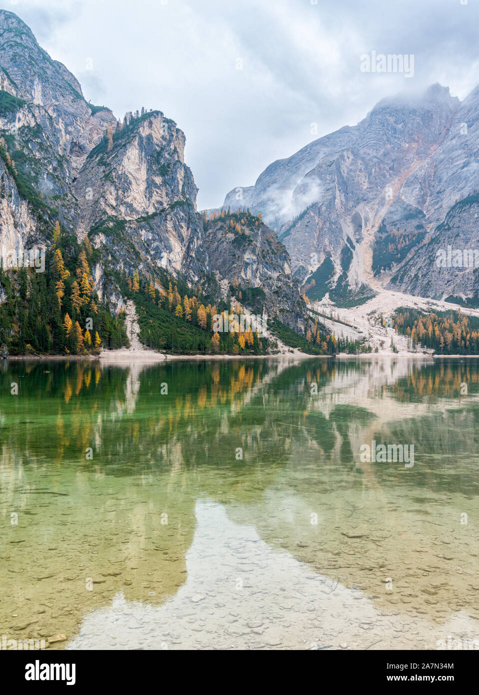 Matin d'automne brumeux au lac de Braies, Province de Bolzano, Trentin-Haut-Adige, Italie. Banque D'Images