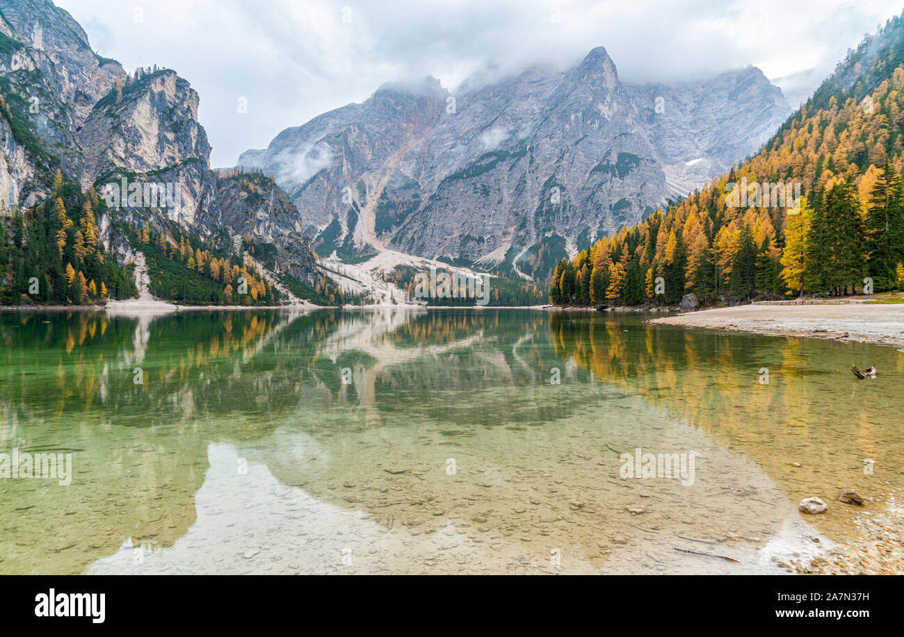 Matin d'automne brumeux au lac de Braies, Province de Bolzano, Trentin-Haut-Adige, Italie. Banque D'Images