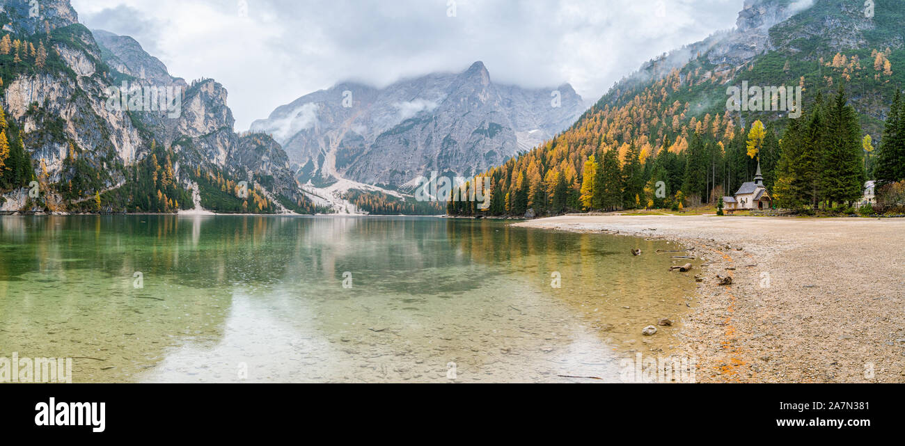 Matin d'automne brumeux au lac de Braies, Province de Bolzano, Trentin-Haut-Adige, Italie. Banque D'Images