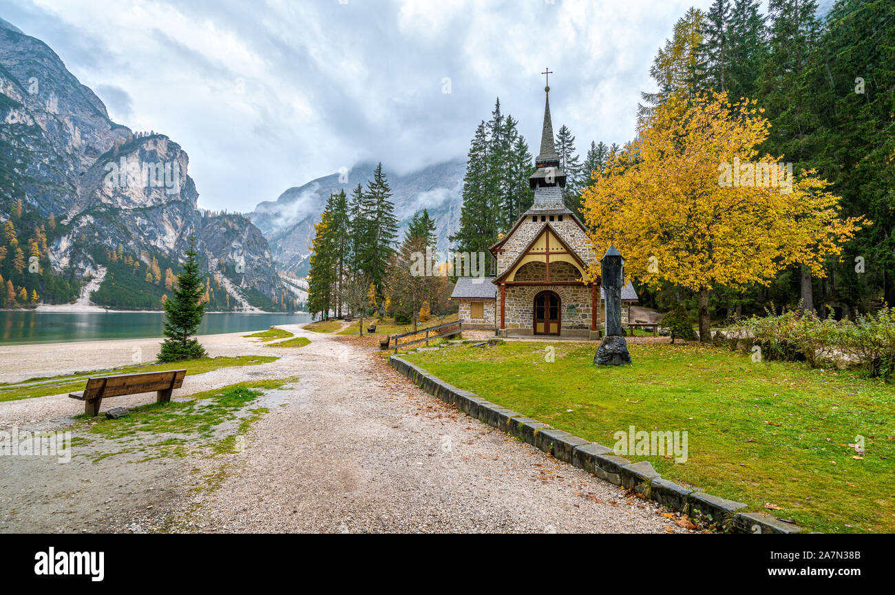 Matin d'automne brumeux au lac de Braies, Province de Bolzano, Trentin-Haut-Adige, Italie. Banque D'Images