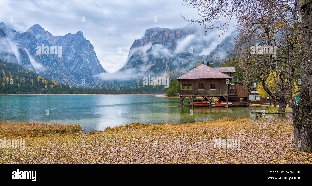 Matin d'automne brumeux au lac Dobbiaco, Province de Bolzano, Trentin-Haut-Adige, Italie. Banque D'Images