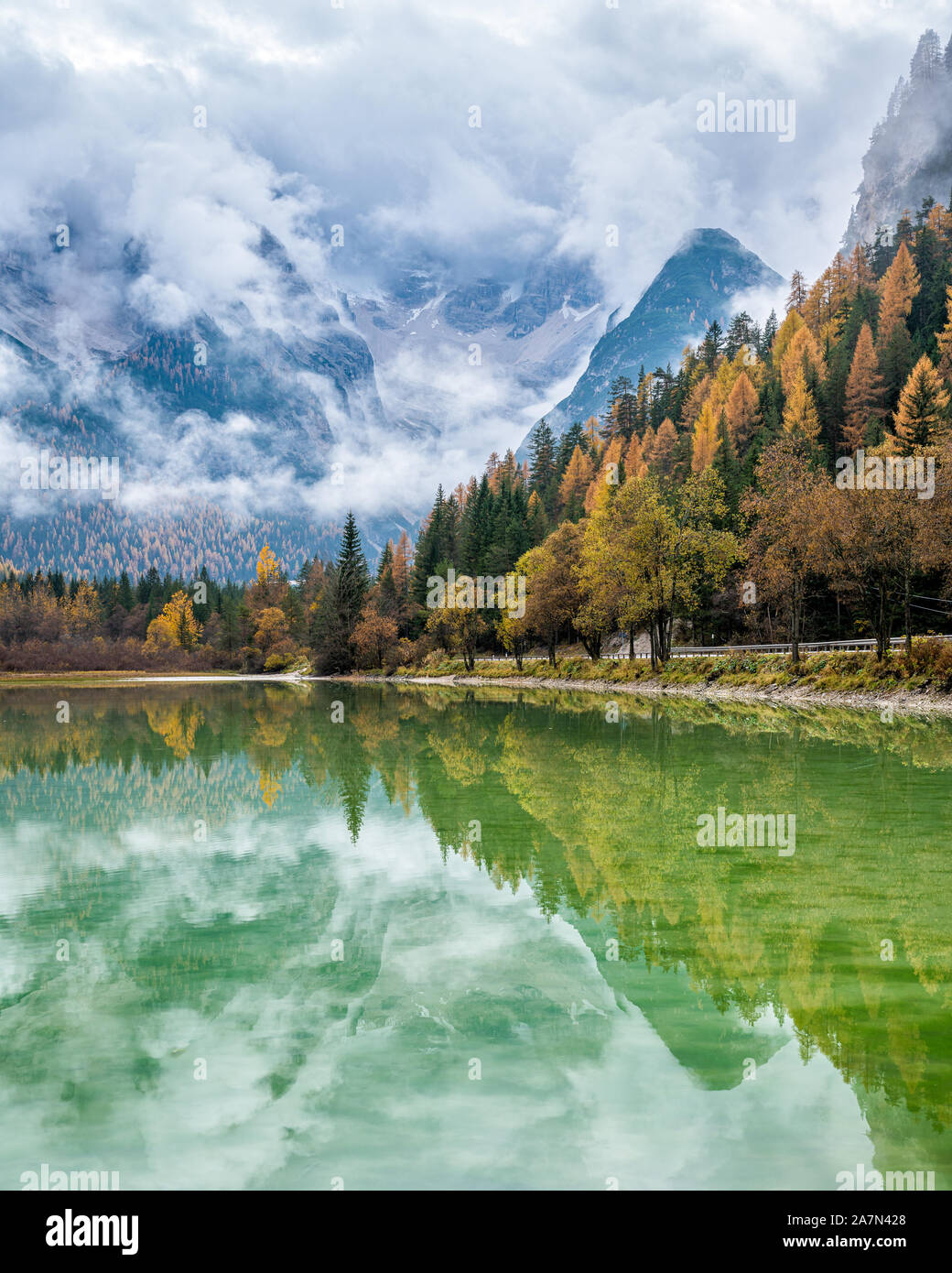 Journée d'automne brumeux au lac Landro, Province de Bolzano, Trentin-Haut-Adige, Italie. Banque D'Images