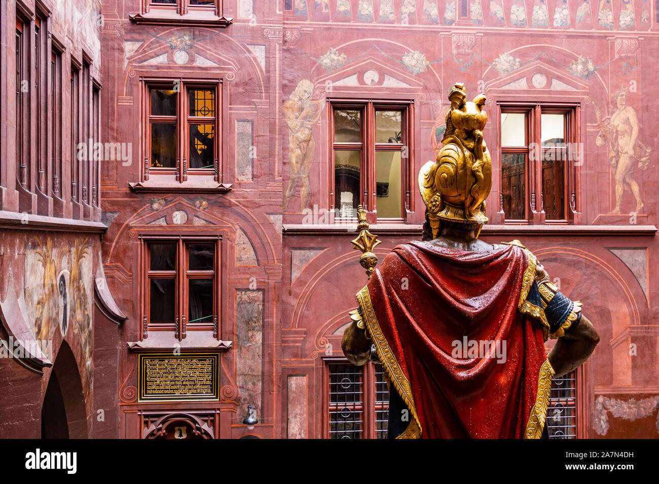 Cour intérieure de l'Hôtel de ville de Bâle, l'hôtel de ville. Bâtiment façade rouge avec des fresques et l'arrière de Lucius Munatius Plancus statue. La Suisse. Banque D'Images